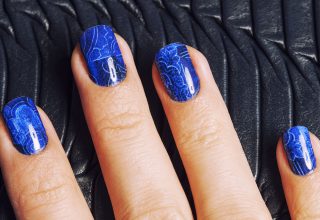 Blue cracked effect Nails.
